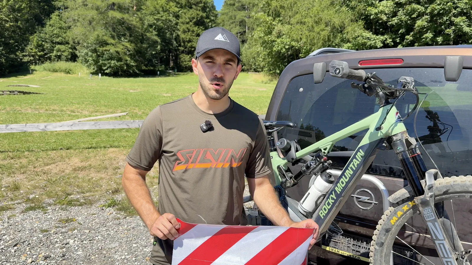 Nosič bicyklov na ťažné vs. prevoz v aute — čo sa oplatí?